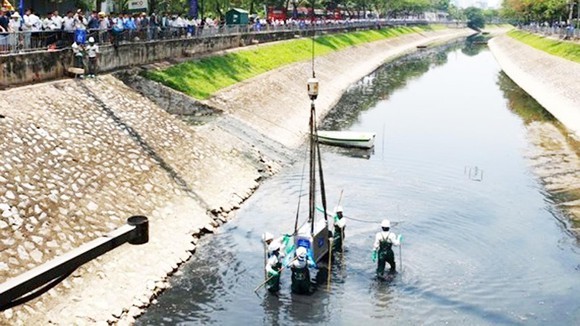 Nano-bioreactor wastewater treatment technology has been used for wastewater environment pollution treatment at cleaning sections of the To Lich River and West Lake since May, 16, 2019