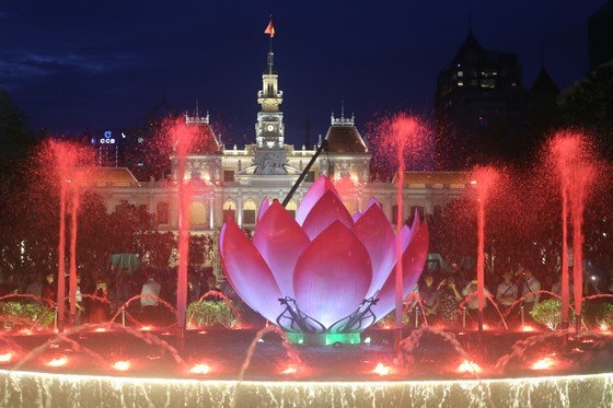 The art fountain’s highlight is the lotus (Photo: Quoc Hung) ​