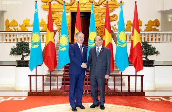 Vietnamese Prime Minister Nguyen Xuan Phuc and Chairman of the Mazhilis of the Parliament of Kazakhstan Nurlan Nigmatulin (Photo:VGP)