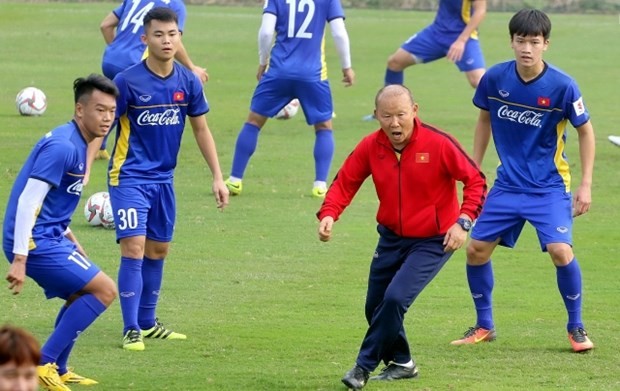 Park Hang-seo and his players in training. Vietnam will play Brunei in the first match of Group B at the 30th SEA Games. (Photo thoidai.com.vn)