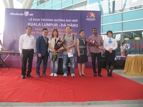 The first visitors on the new direct air route from Kuala Lumpur receive a warm welcome at Da Nang International Airport (Photo: VNA)