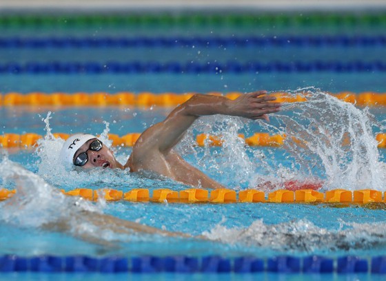 Nguyen Huy Hoang breaks SEA Games record with an achievement of 3 minutes 49.08 seconds in the men’s 400- meter-freestyle event. (Photo: DUNG PHUONG)