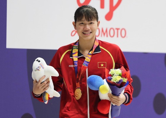Swimmer Anh Vien receives gold medal in the women’s 200m freestyle final. (Photo: DUNG PHUONG)