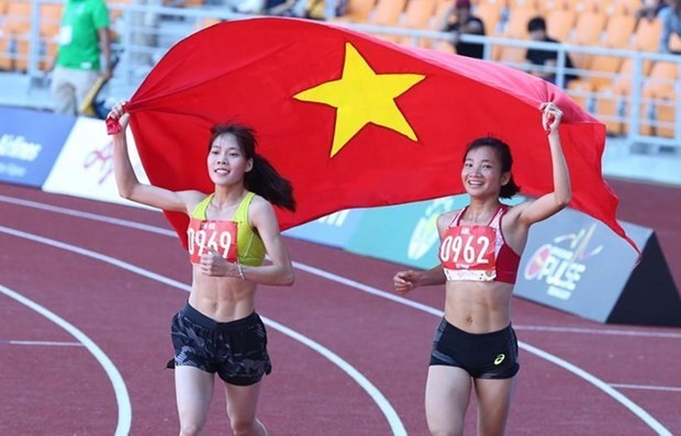 Runners Nguyen Thi Oanh and Pham Thi Hue finish first and second in the women’s 5,000m race. (Photo: VNA)