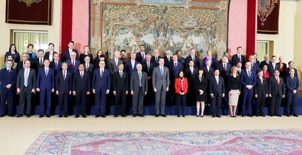 Heads of delegations at the 14th ASEM Foreign Ministers’ Meeting pose for a photo (Photo: VNA)