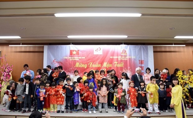 Lucky money given to Vietnamese children in Fukuoka on the occasion of Lunar New Year 2018 (Photo: VNA)