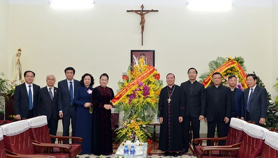 National Assembly Chairwoman Nguyen Thi Kim Ngan (fifth, left) on December 20 visits the Hanoi Archdiocese. 
