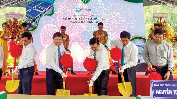 Chairman of the Ho Chi Minh City People's Committee Nguyen Thanh Phong  and delegates attend in the ground-breaking ceremony of hazardous waste treatment plant 