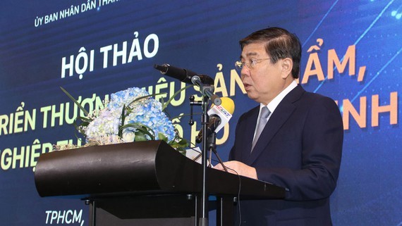 Chairman of the Municipal People's Committee Nguyen Thanh Phong speaks at the seminar under the theme “Developing the brands of products and enterprises in HCMC” 