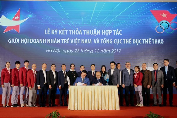 A signing ceremony of cooperation agreement about creating jobs as well as supporting start-up business activities for best Vietnamese athletes when they have left professional career (Photo:VGP)