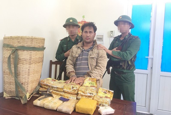 Policemen arrested Laotian cross-border drug trafficker Xang Thong Buoi La Van.