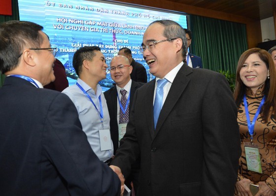 Secretary of the Ho Chi Minh City Party Committee Nguyen Thien Nhan talks with overseas Vietnamese (Photo: VIET DUNG)