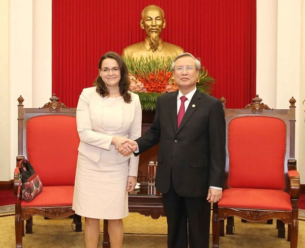 Politburo member and Permanent Member of the Communist Party of Vietnam Central Committee’s Secretariat Tran Quoc Vuong (R) and Vice President of Fidesz – Hungarian Civic Alliance Katalin Novak (Photo: VNA)
