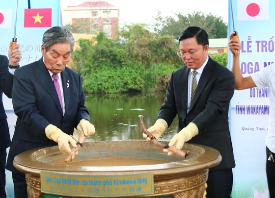 Leaders participate in tree-planting ceremony of Oga lotus flowers