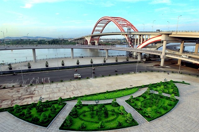 Hoang Van Thu Bridge, which is more than 1,570m long and 33.5m wide in Hai Phong City’s Ngo Quyen District is key work to help the city expand to the north. Opening on October 15, last year, the VND 2.5 trillion (US$115.2 million) bridge connects the old 