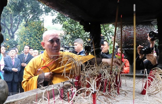 At the incense offering ceremony (Photo: VNA)