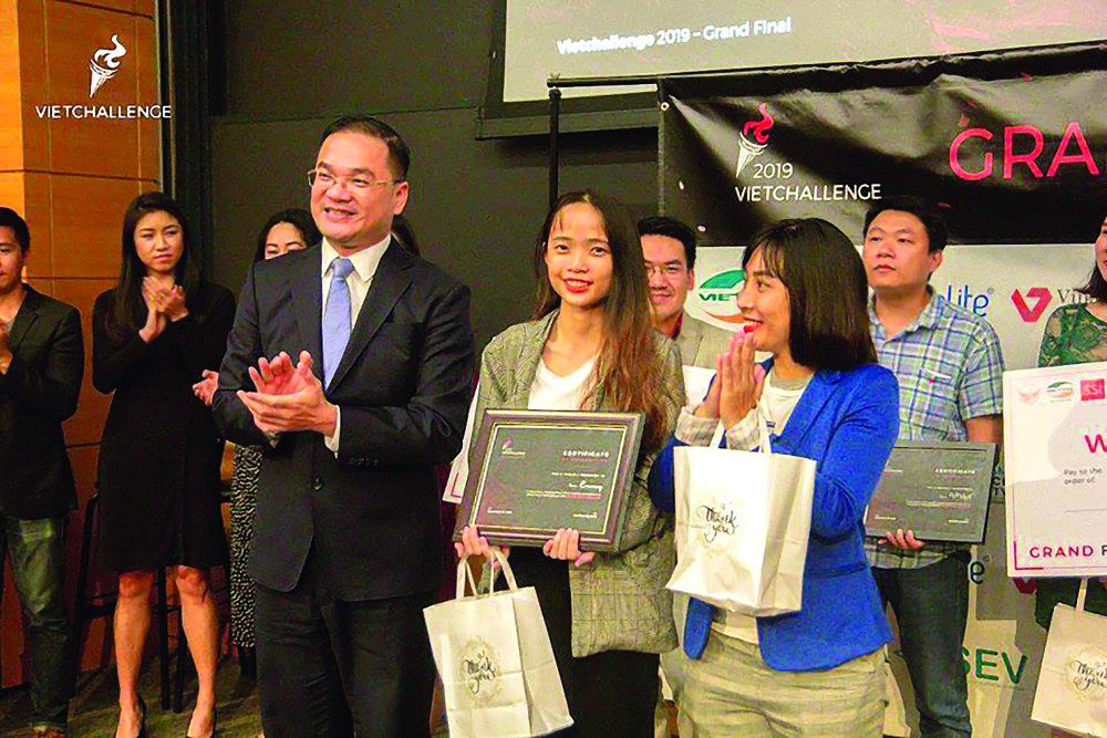 Secretary of the Communist Youth Union in Hanoi Nguyen Ngoc Viet gives the first prize of VietChallenge 2019 Awards to Emmay team