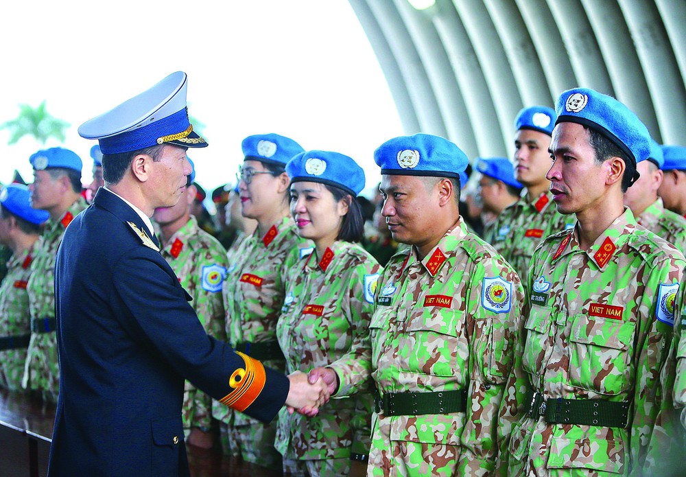Deputy Chief of the General Staff of the Vietnam People’s Army and Rear Admiral Nguyen Trong Binh shakes hand with staff members of Vietnam's Level-2 Field Hospital No2  who are sent to South Sudan for the UN Peacekeeping  Mission . 