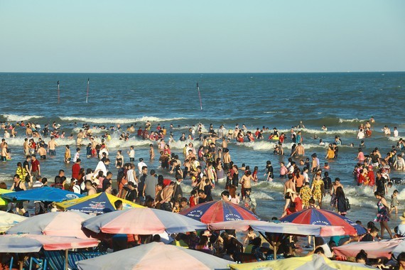 Tourists enjoy Tet holiday in Vung Tau city
