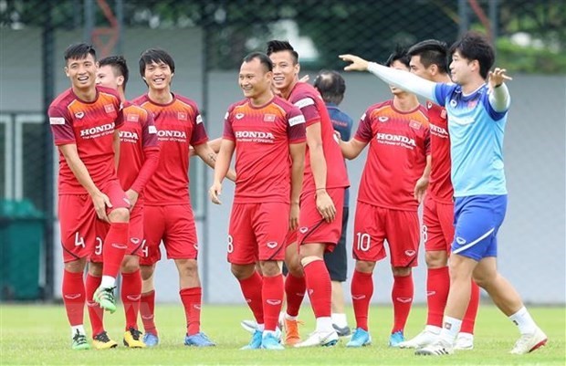 Members of the national men's football team at a training session (Photo: VNA)