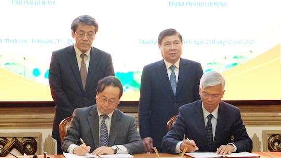 The signing ceremony takes place under the witness of Mr. Nguyen Thanh Phong, Chairman of Ho Chi Minh City People's Committee and Ambassador of Japan in Vietnam Umeda Kunio.