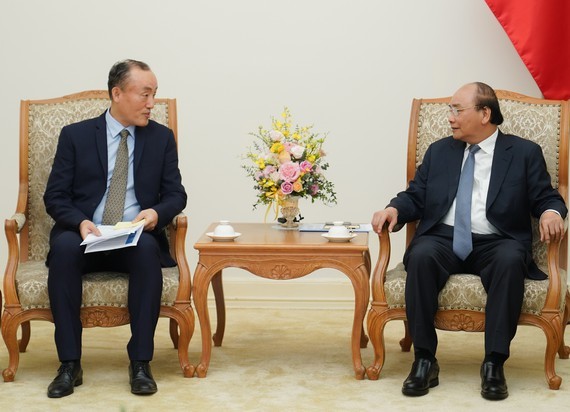 Prime Minister Nguyen Xuan Phuc (R) and WHO Representative in Vietnam Kidong Park (Photo: VGP) 