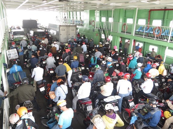 Cat Lai ferry temporarily operates 8 hours every day due to Covid-19 