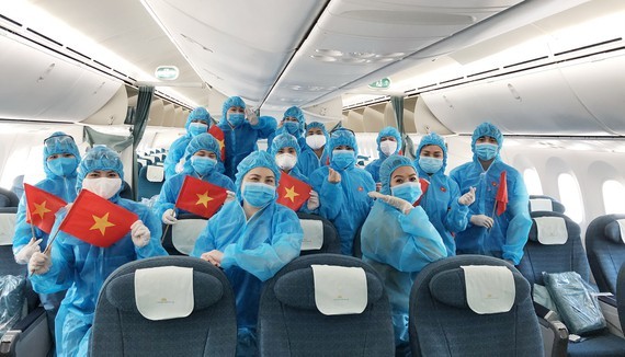 Crew members in the flight before departure (photo:VNA)