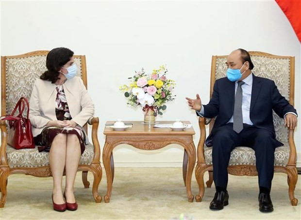 Prime Minister Nguyen Xuan Phuc (R) receives Cuban Ambassador to Vietnam Lianys Torres Rivera (Photo: VNA)
