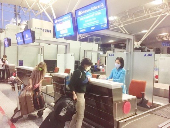 Italian passengers are at the check- in counter before departing from Hanoi to Milan. (Photo: VNA)