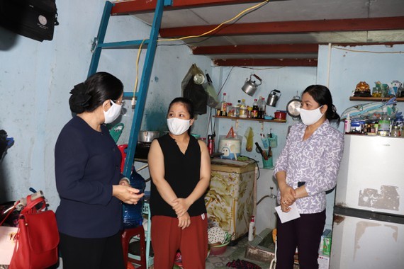Deputy Secretary of the Municipal Party Committee Vo Thi Dung visits low-income employees at an accommodation block of Tan Binh