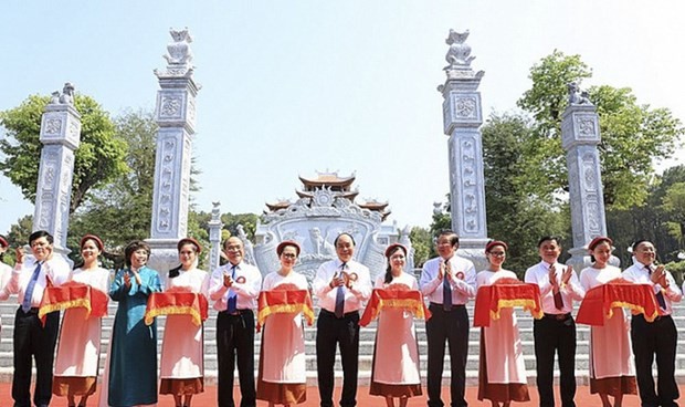PM Nguyen Xuan Phuc (sixth from right) cuts the ribbon to inaugurate a temple dedicated to the ancestors of President Ho Chi Minh in Kim Lien commune, Nam Dan district, the central province of Nghe An. (Photo: VPG)