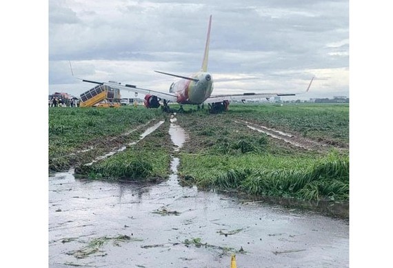 Vietjet aircraft skids off runway at Tan Son Nhat International Airport on Sunday