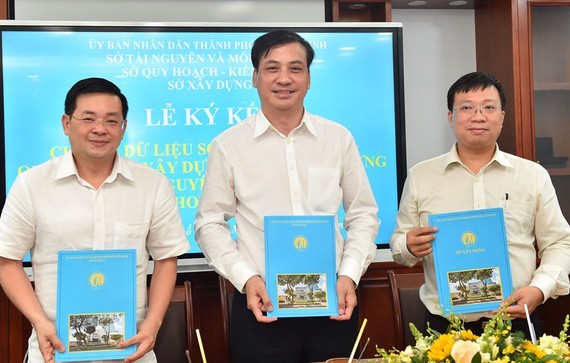 Directors of the Ho Chi Minh City Department of Construction, Department of Natural Resources and Environment, Department of Planning and Architecture sign a memorandum of understanding about cooperation of sharing data. (Photo: Viet Dung)