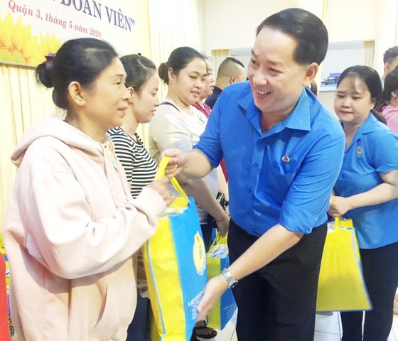 Representative of the HCMC Department of Labor, War Invalids and Social Affairs gifts eligible citizens of  Covid-19 financial assistance 