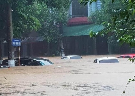 Flood water submerges cars (Photo: Quang Phuc)
