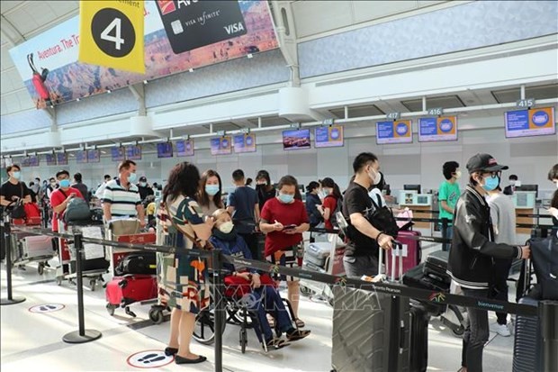 Vietnamese citizens at the Toronto airport (Photo: VNA)