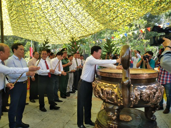 Delegates offer incense at inauguration ceremony of improvement and upgrading work of the South Vietnam's Propaganda and Training Commission's Monument
