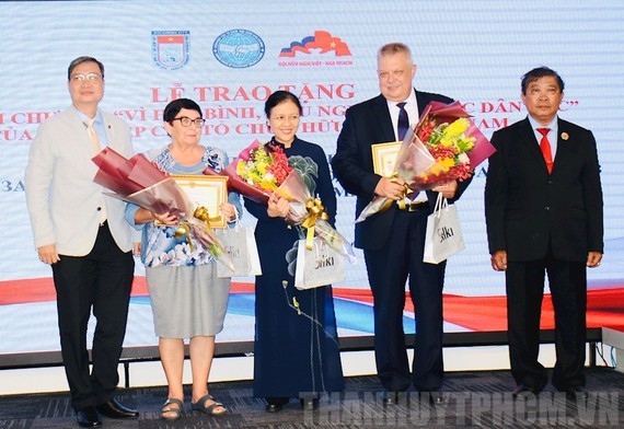 Delegates receives medal for peace, friendship between people. (Photo:hcmcpv)