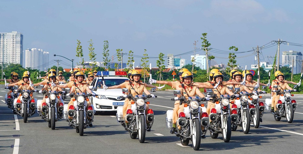  City’s traffic policewomen team parades on street