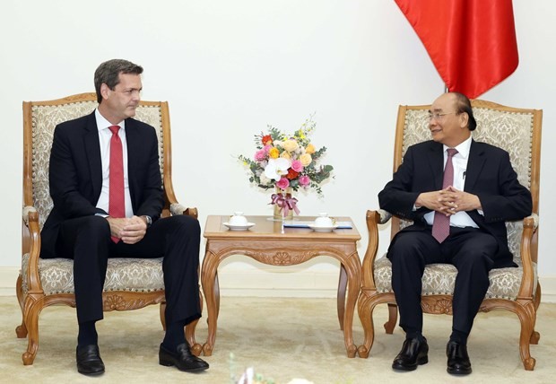 The meeting between Prime Minister Nguyen Xuan Phuc (R) and ADB Country Director Andrew Jeffries on September 17 (Photo: VNA)