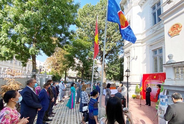 An overview of the opening ceremony of the exhibition (Photo: VNA)