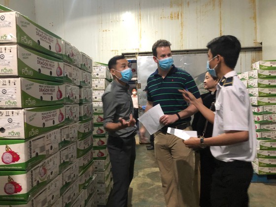 Staffs of the Vietnamese Plant Protection Department and US experts check shipments of Vietnamese fresh fruits