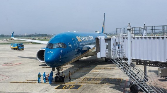 The first commercial flight VN417 of Vietnam Airlines on Seoul (South Korea)- Hanoi route has just landed in the Noi Bai International Airport 