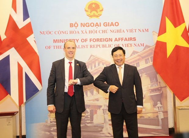 Vietnamese Deputy Prime Minister and Foreign Minister Pham Binh Minh (R) and UK Secretary of State for Foreign, Commonwealth and Development Affairs and First Secretary of State Dominic Raab in Hanoi on September 30 (Photo: VNA)