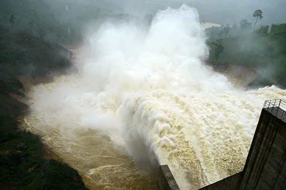 Hydropower plant in the upstream Vu Gia River urgently discharges floodwater.