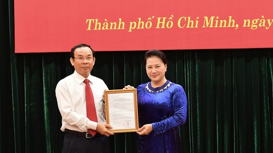 National Assembly Chairwoman Nguyen Thi Kim Ngan (R) presents the Politburo's decision to Nguyen Van Nen on October 11 (Photo: SGGP)