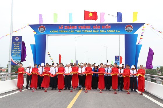 An inauguration ceremony of Tho Tuong Bridge crossing La River. 