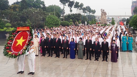 Delegates of City Party Congress commemorate President Ho Chi Minh, martyrs 