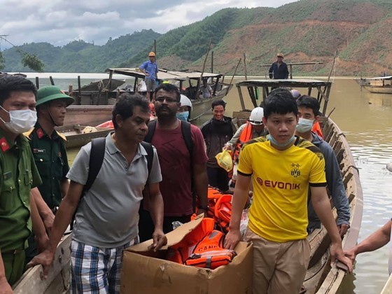 Victims are rescued from Rao Trang 4 hydropower plant